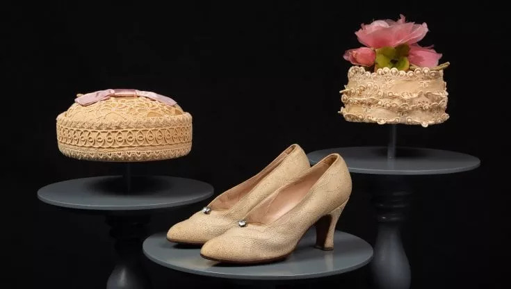 Da-sinistra_-pillbox-hat-Bergdorf-Goodman_-1965-ca_-scarpe-Nancy-Haggerty_-1932-ca_-toque-con-rose-B